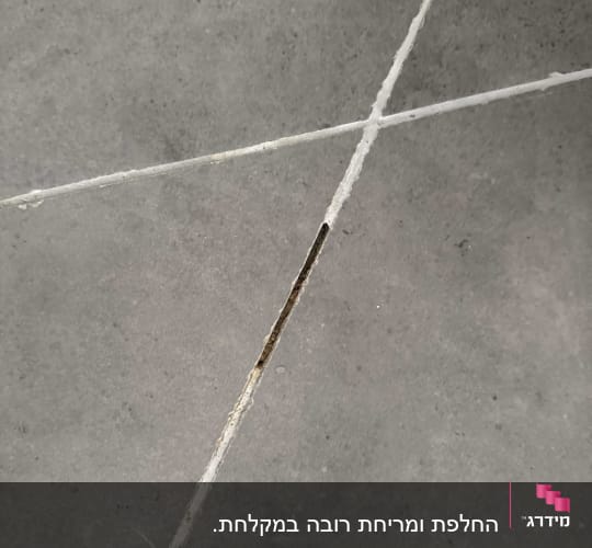 רצפה עם רובה פגומה ליד ניקוז